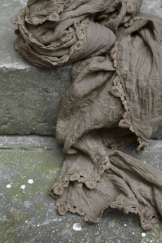 Vintage by Fé - Sjal med broderade blommor Sand 50% REA